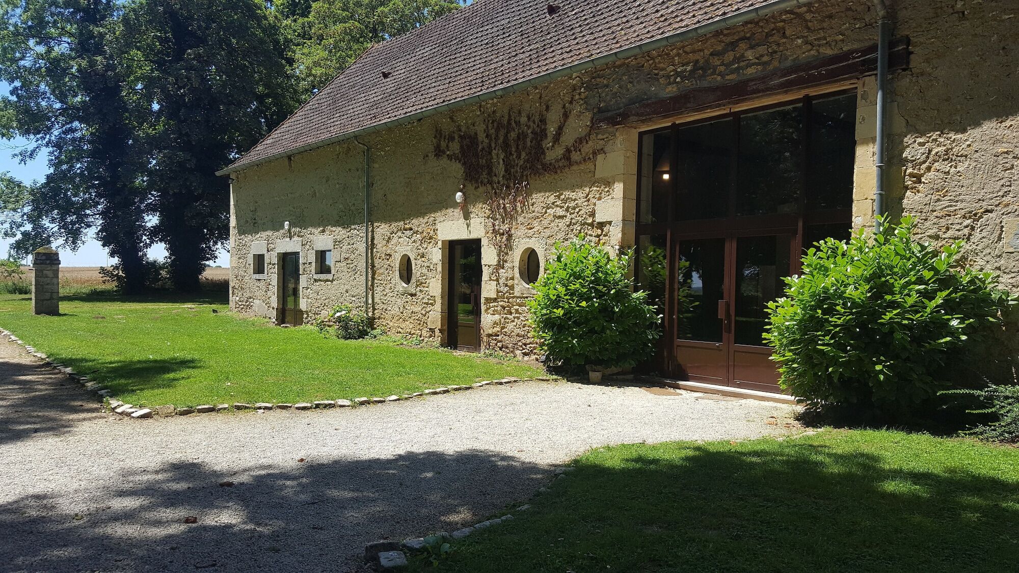 Chateau - Hotel Le Sallay Magny-Cours Exterior photo