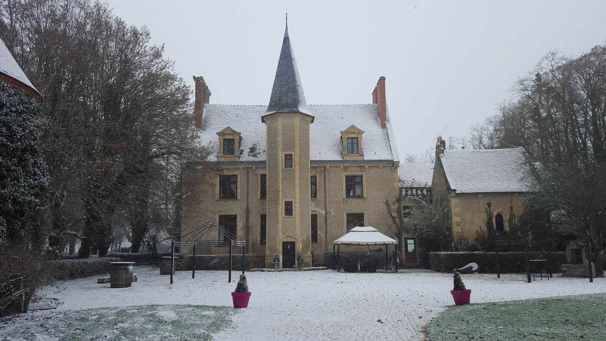 Chateau - Hotel Le Sallay Magny-Cours Exterior photo