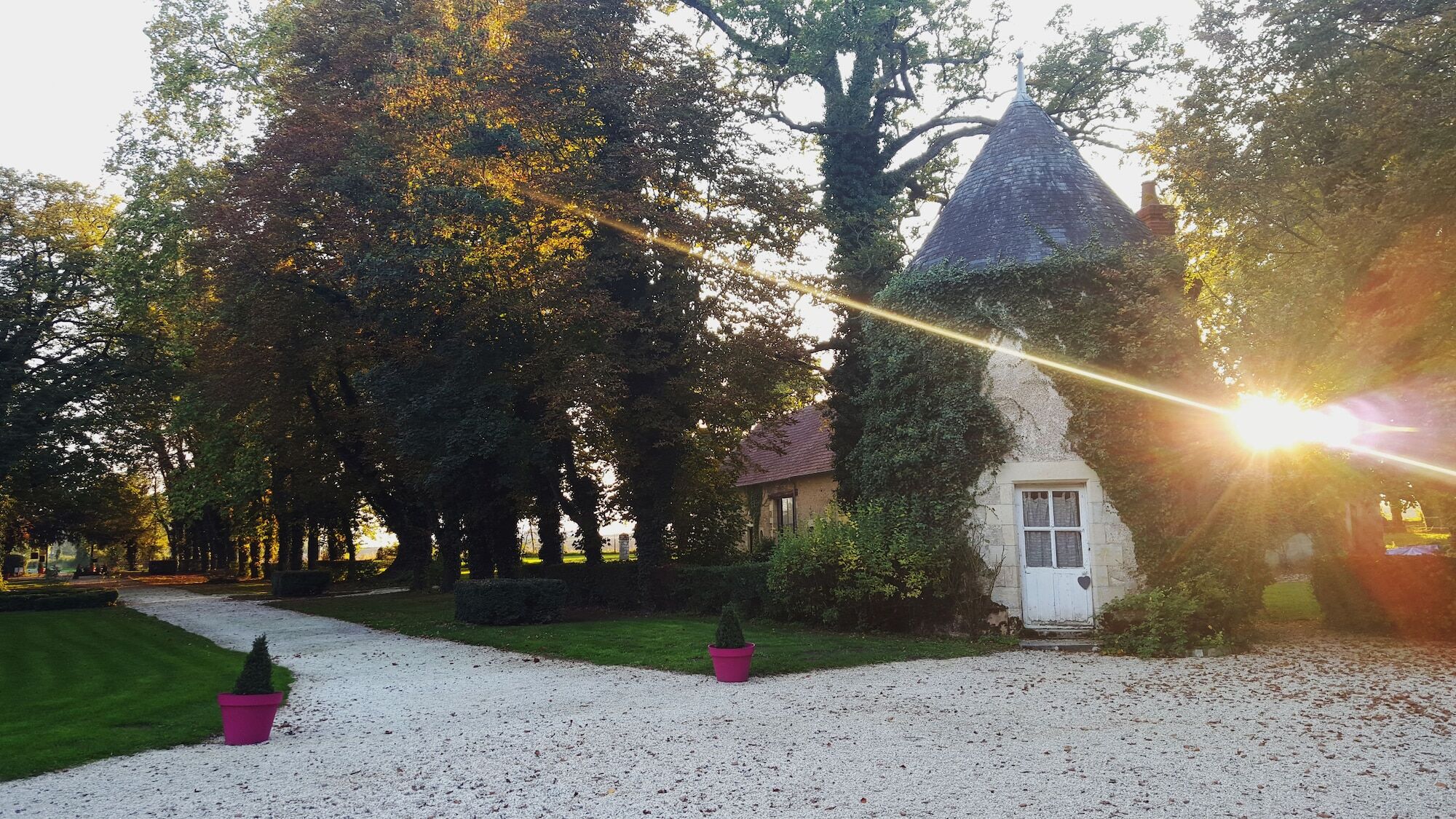 Chateau - Hotel Le Sallay Magny-Cours Exterior photo