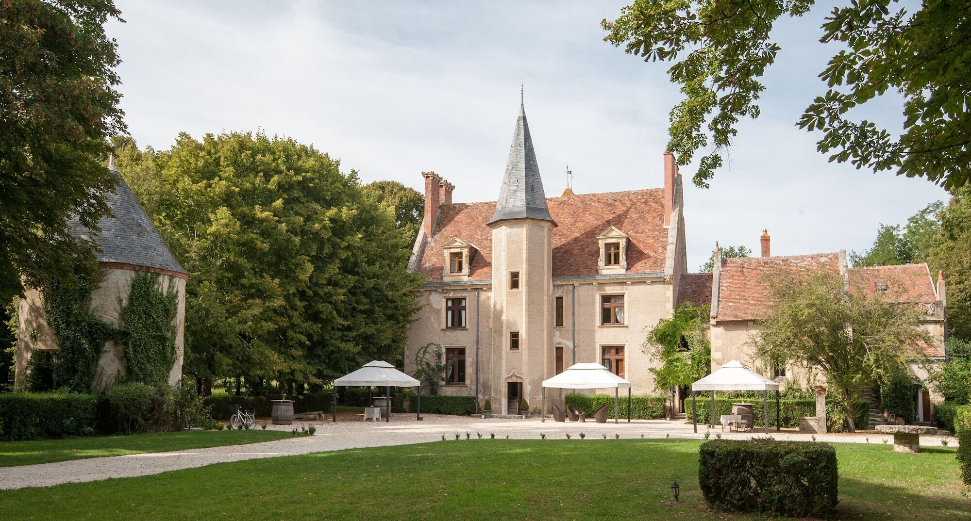 Chateau - Hotel Le Sallay Magny-Cours Exterior photo